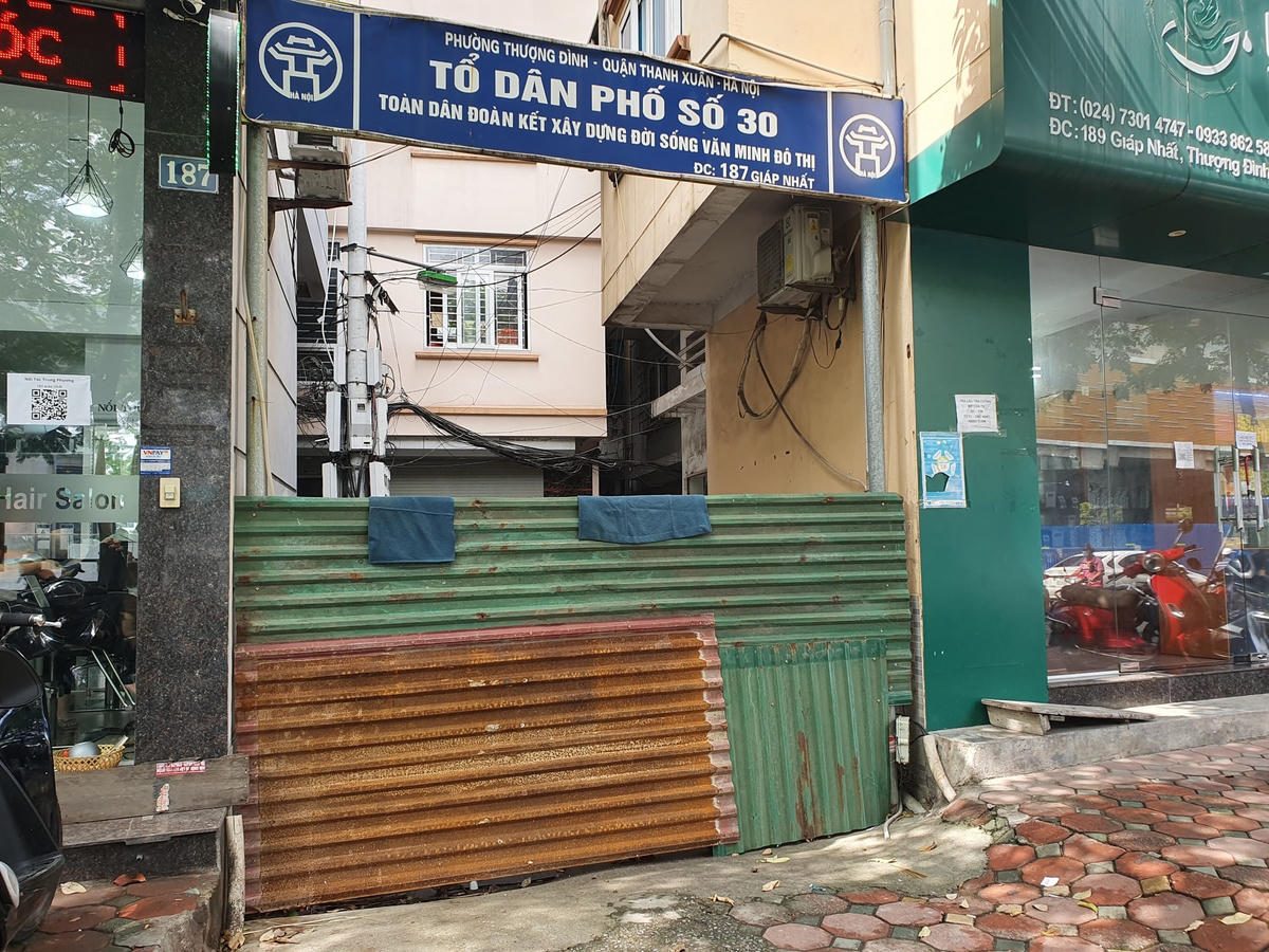 Thậm chí, một số chốt cứng trên đường Khương Đình vẫn được rào kĩ bởi những tấm tôn chắc chắn.