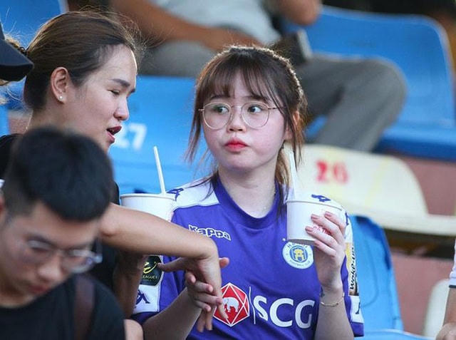 Huỳnh Ảnh thường xuyên tới sân theo dõi Quang Hải thi đấu.  