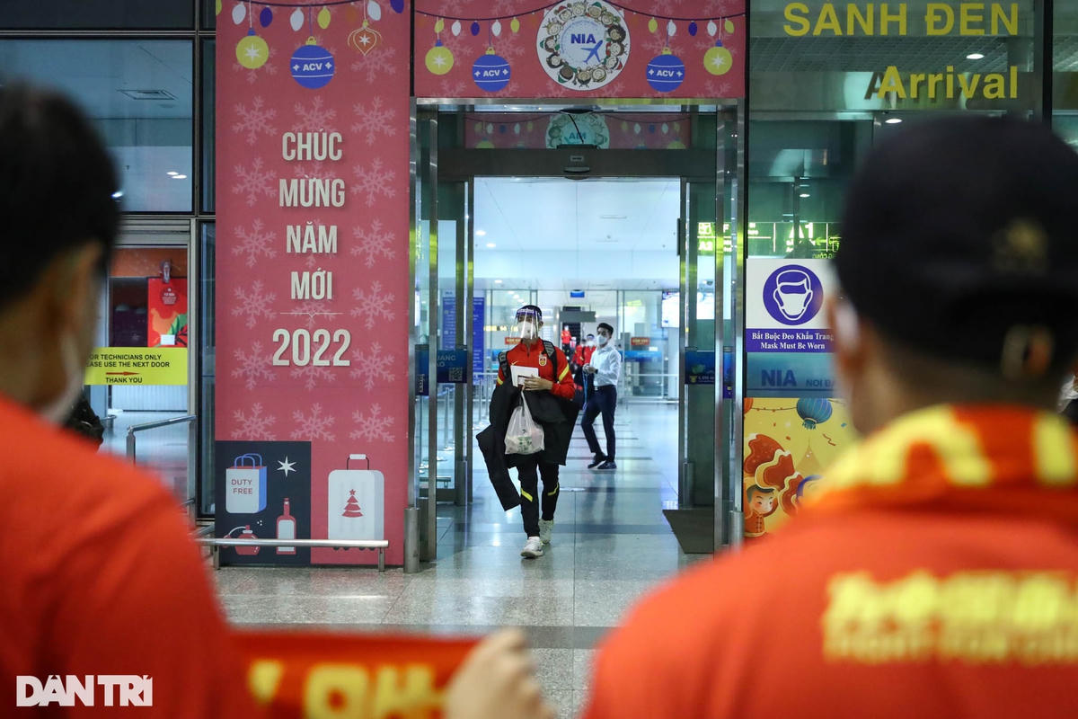 Một số cổ động viên ít ỏi của đội tuyển Trung Quốc đã có mặt tại sân bay Nội Bài để đón đội bóng yêu thích của mình dù thời điểm đã rơi vào đêm khuya.