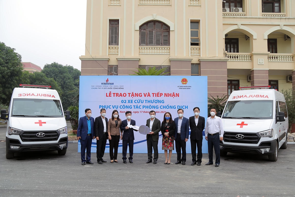 Petrovietnam trao hỗ trợ xe cứu thương.