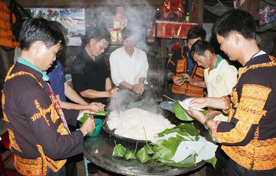 Quây quần bên nồi xôi sắn thơm ngon, phảng phất hương vị núi rừng.