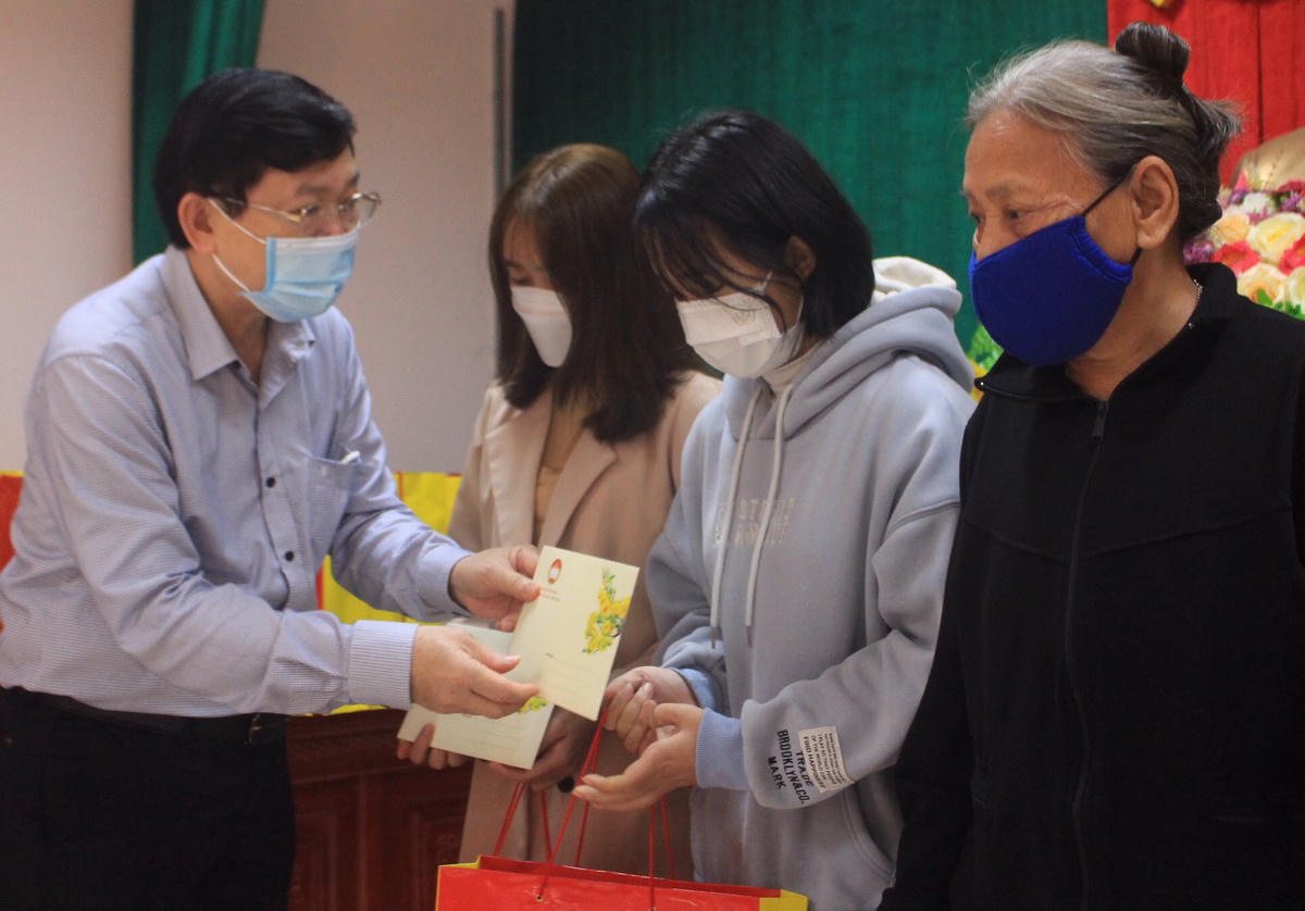 Phó Chủ tịch Nguyễn Hữu Dũng tặng quà cho các gia đình chính sách, gia đình có hoàn cảnh khó khăn. Ảnh: Nguyễn Quốc.