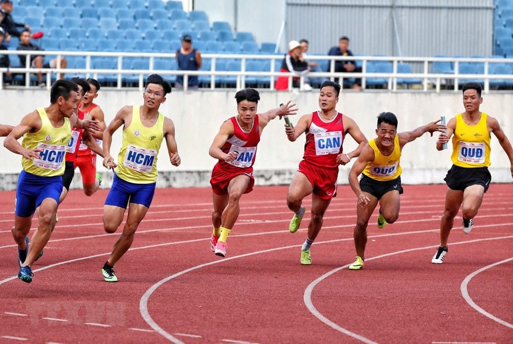 Ở nội dung Chung kết chạy tiếp sức 4x100 m nam diễn ra gay cấn và quyết liệt. (Ảnh: Thành Đạt/TTXVN).