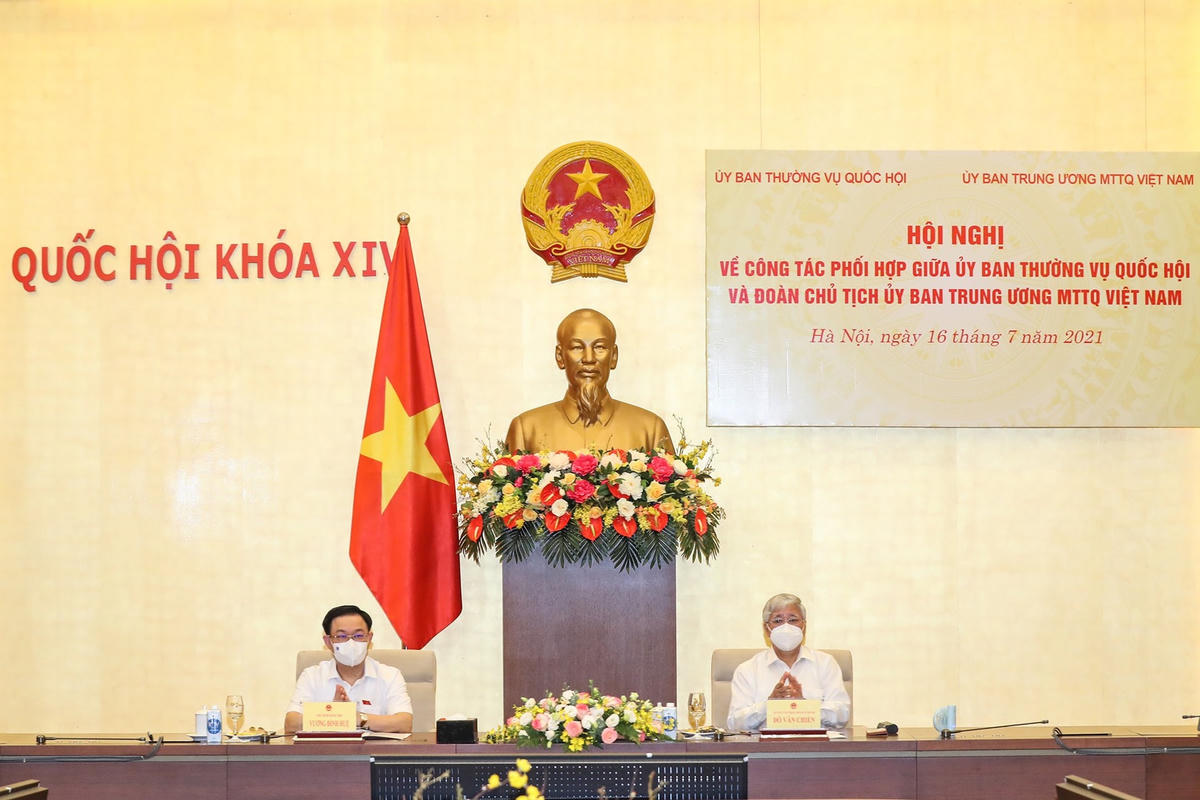 Chủ tịch Quốc hội Vương Đình Huệ và Chủ tịch UBTƯ MTT Việt Nam Đỗ Văn Chiến chủ trì Hội nghị.