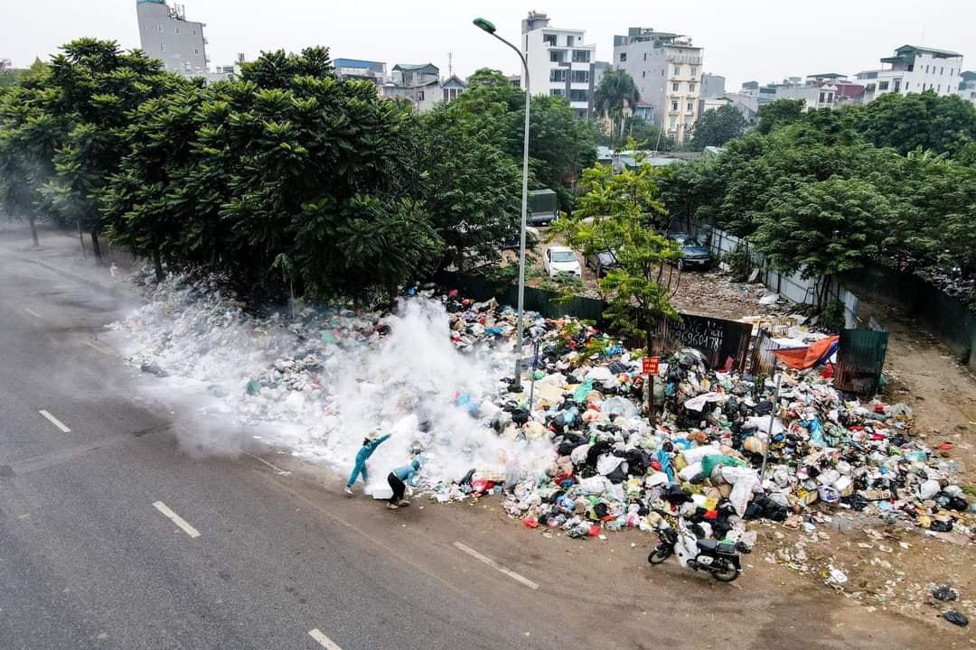 Nhiều tuyến đường phố Hà Nội ngập rác trong mấy ngày vừa qua .Ảnh: Tuấn Minh.
