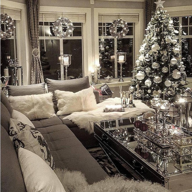 [ẢNH] Trang trí cây thông Noel lộng lẫy trong đêm Giáng sinh