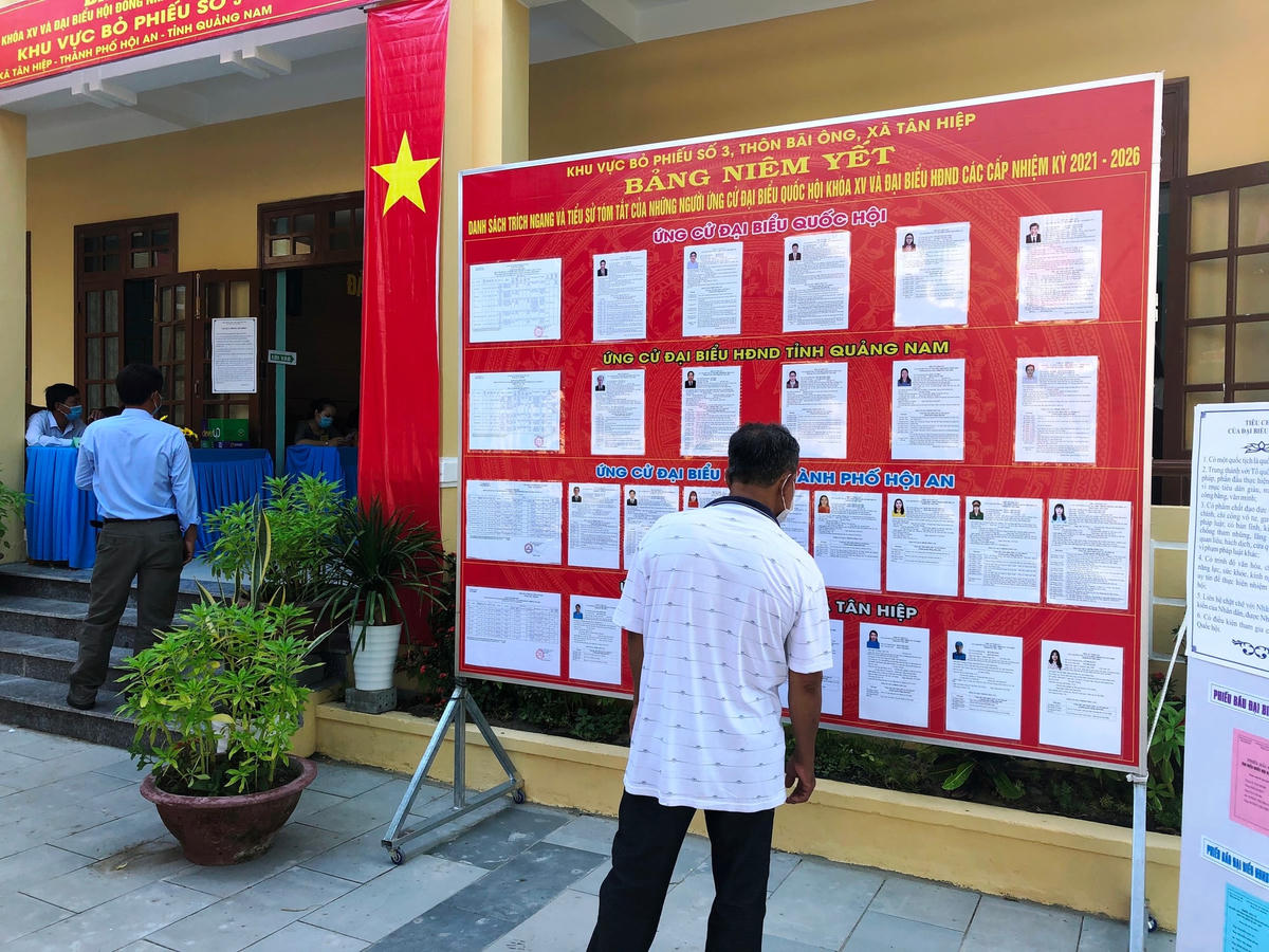 Cử tri xã đảo Tân Hiệp xem tiểu sử ứng cử viên.