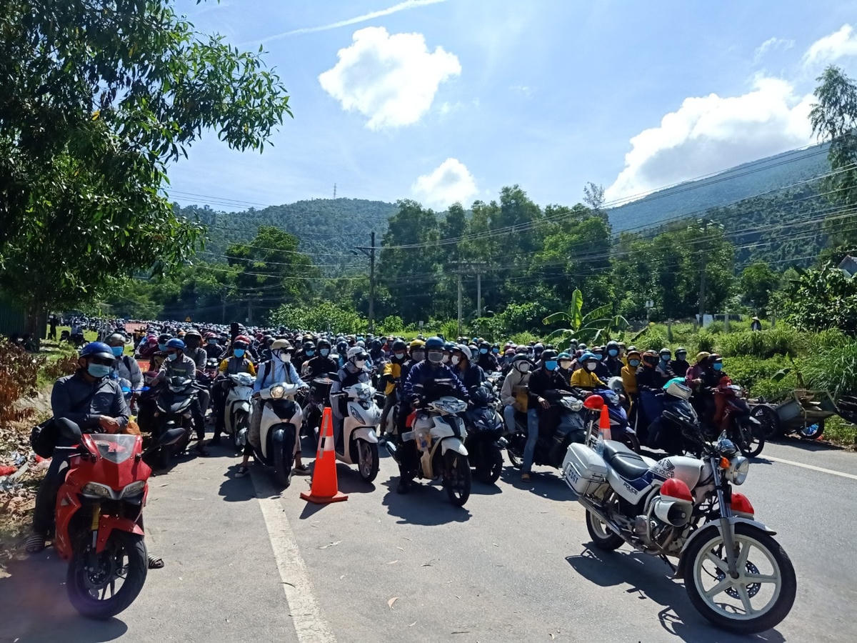Hàng nghìn người dân đi xe máy từ các tỉnh, thành phía Nam về quê đến địa phận tỉnh Thừa Thiên-Huế vào sáng 4/10.