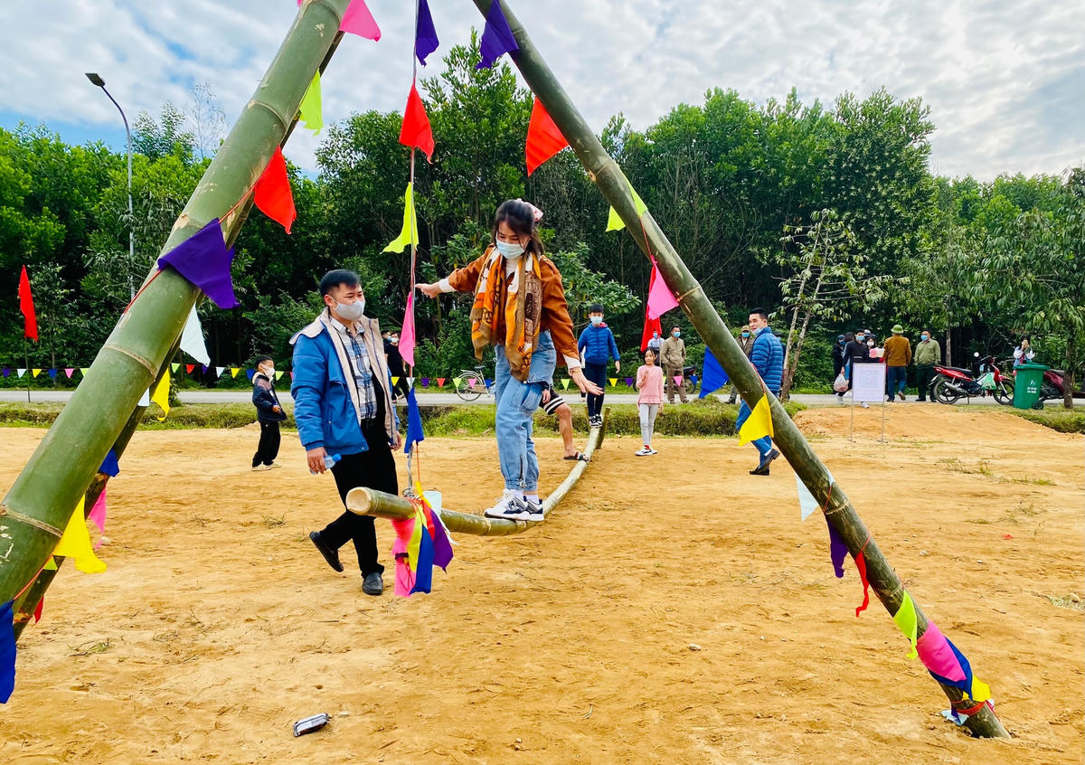 Du khách thích thú tham gia các trò chơi tại Ngày Hội Văn hóa, Thể thao và Du lịch các dân tộc xã Hải Sơn.