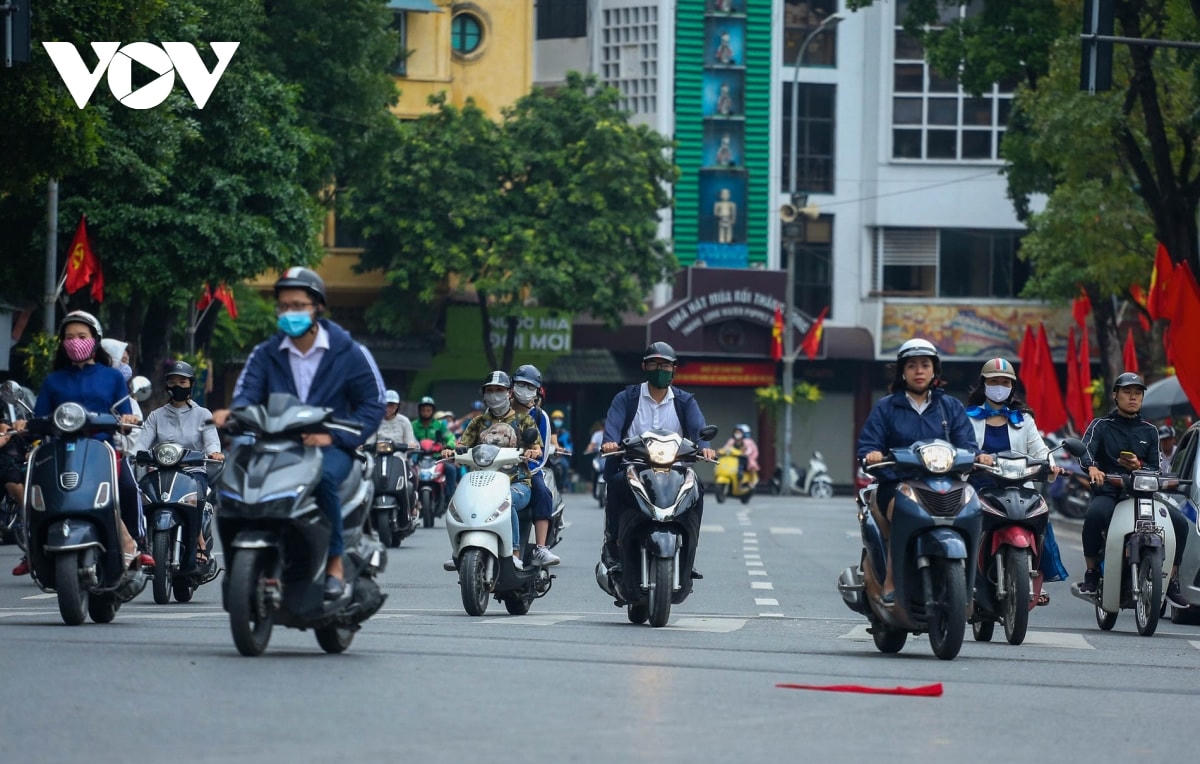 Theo Trung tâm Dự báo KTTV Quốc gia, thủ đô Hà Nội và các tỉnh phía Bắc đang đón nhận đợt không khí lạnh đầu mùa khiến nền nhiệt giảm mạnh, có nơi xuống dưới 20 độ C.  