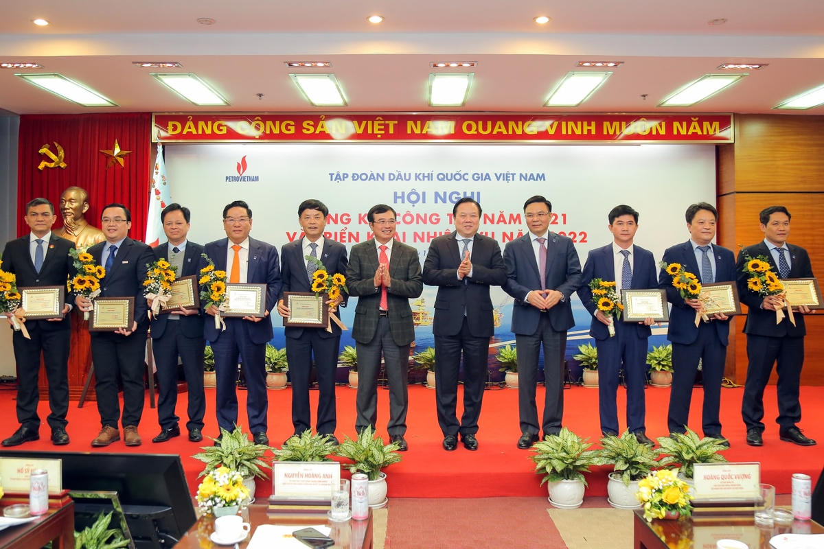 Vinh danh, tặng biểu trưng cho 08 tập thể tiêu biểu trong công tác nghiên cứu khoa học năm 2021.