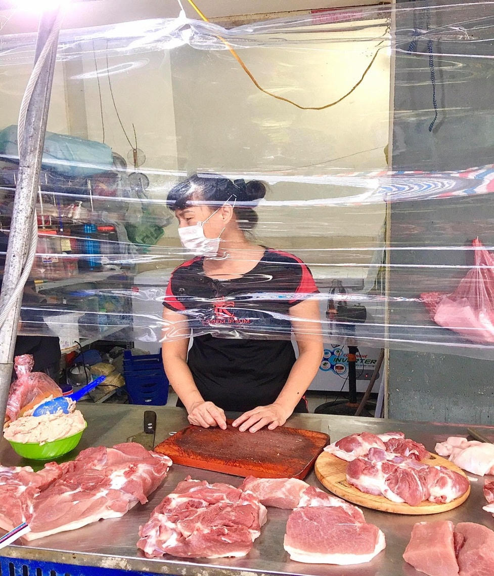 Chị Thúy (tiểu thương tại chợ Kim Giang) cho biết: “Tuy đã nới lỏng nhưng công tác phòng chống dịch tại chợ vẫn rất nghiêm ngặt. Tuy nhiên, mọi người đi chợ vẫn còn dè dặt không đông đúc như trước, đa phần khách hàng sẽ đặt ship qua các phương tiện”.