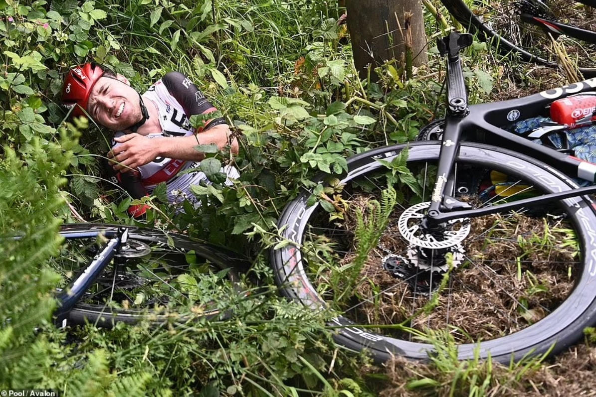 [VIDEO] Cổ động viên gây sự cố nghiêm trọng giải Tour de France