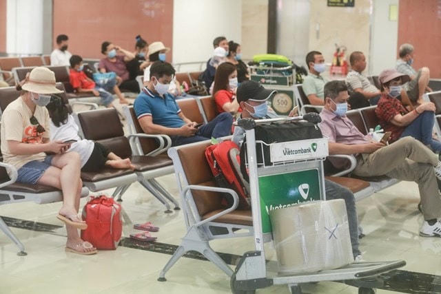 Khách du lịch tại sân bay Nội Bài. Ảnh: Quang Vinh.