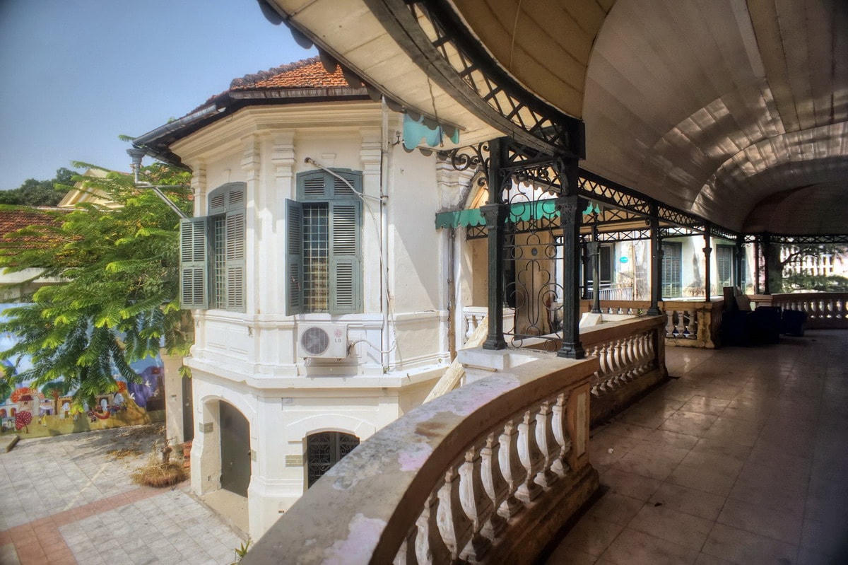 Bên trong tòa nhà có lối kiến trúc Pháp.