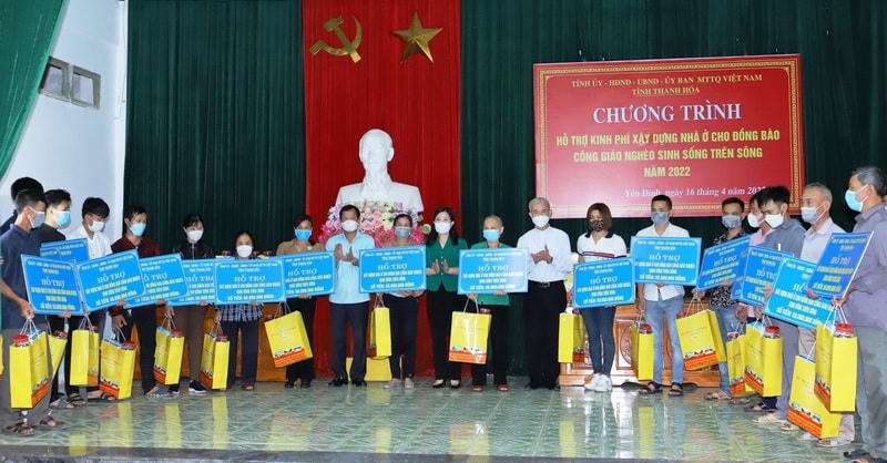 Bà Phạm Thị Thanh Thủy, Chủ tịch Ủy ban MTTQ Việt Nam tỉnh, Trưởng ban Dân vận Tỉnh uỷ Thanh Hóa, linh mục Trần Xuân Mạnh, Phó Chủ tịch không chuyên trách UBTƯ MTTQ Việt Nam, Chủ tịch Uỷ Ban Đoàn kết Công giáo Việt Nam cùng các lãnh đạo địa phương trao tiền hỗ trợ cho các hộ đồng bào Công giáo sinh sống trên sông ở xã Định Tiến, huyện Yên Định xây nhà ổn định cuộc sống.