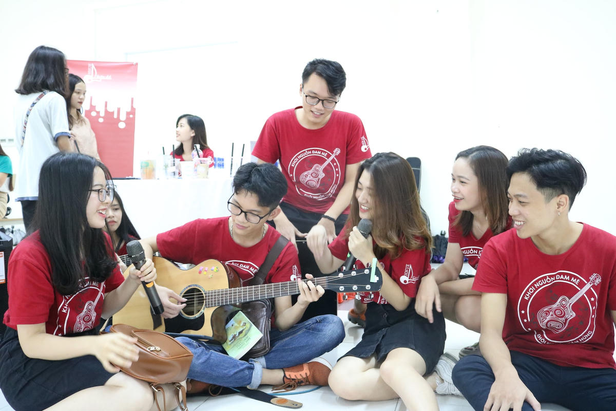 Trong số 265 mã ngành tuyển sinh có điểm chuẩn tăng 5 điểm trở lên của mùa tuyển sinh năm 2021, nhóm ngành sư phạm vươn lên bất ngờ ở vị trí thứ hai với 64 ngành.