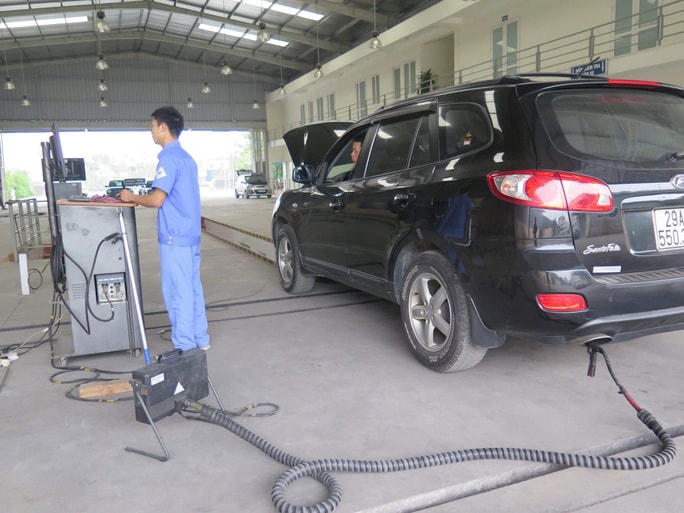 Ô tô đăng kiểm để được đánh giá đủ điều kiện tham gia giao thông.