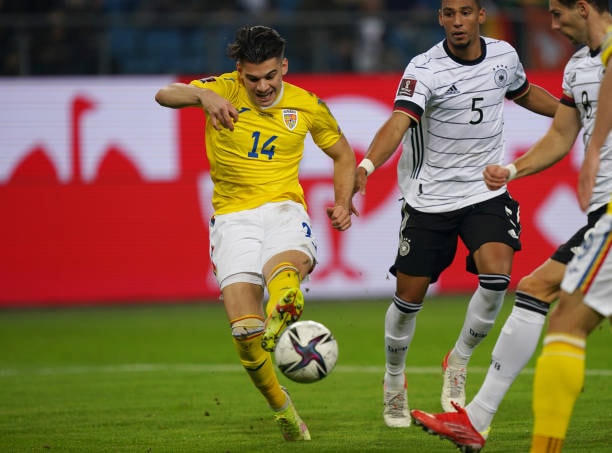 Ianis Hagi, con trai của cựu danh thủ Gheorghe Hagi mở tỉ số cho Romania.