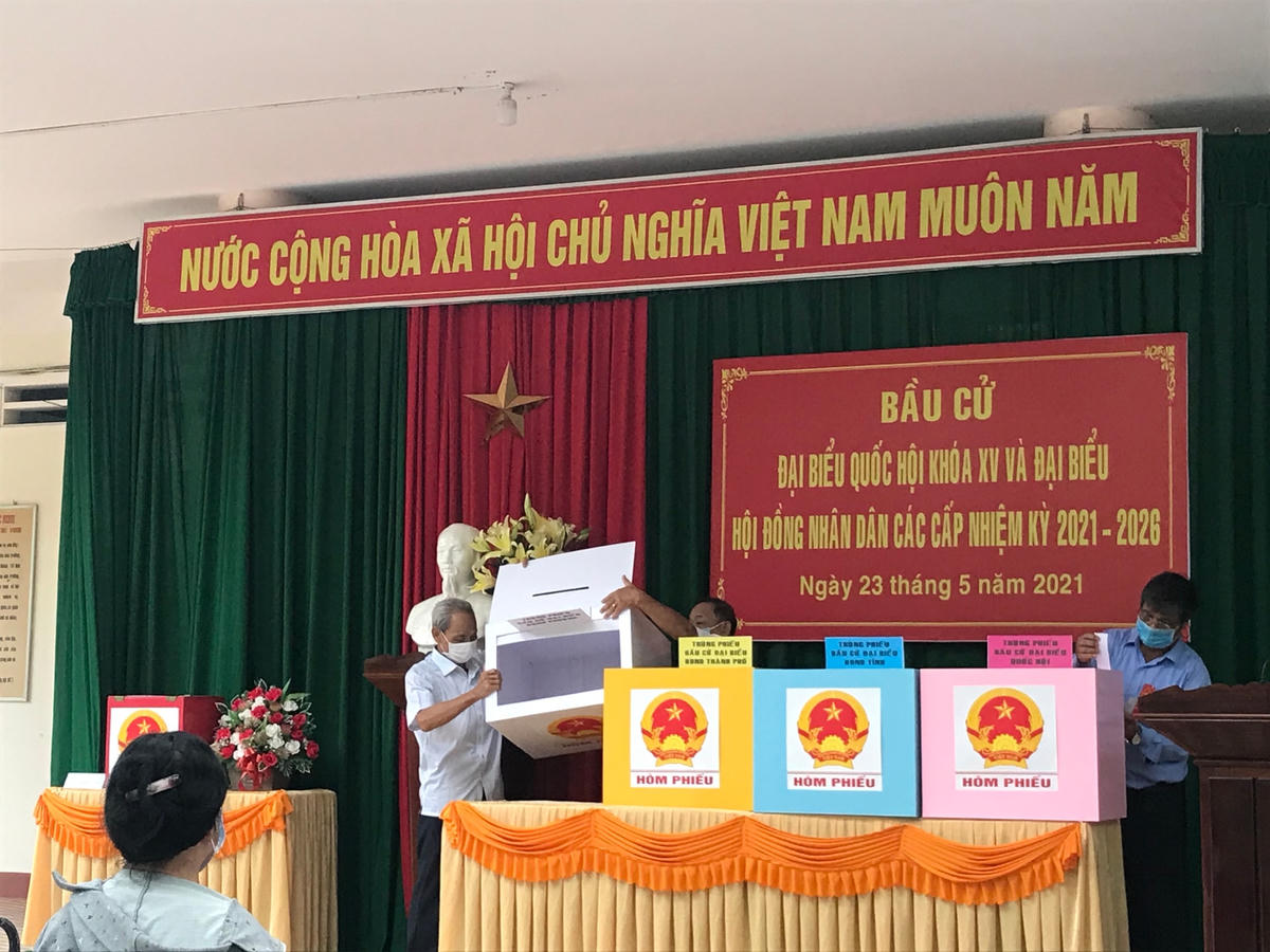 Đại diện cử tri phường Lý Thường Kiệt, thành phố Quy Nhơn kiểm tra thùng phiếu chính và phụ trước sự chứng kiến của cử tri Cử tri trường ĐHQN tiến hành bỏ phiếu.