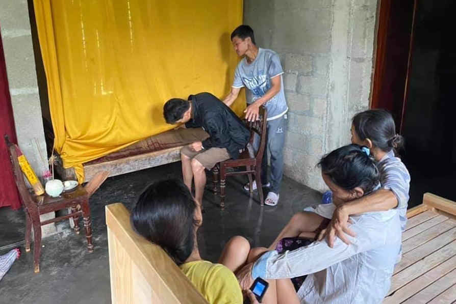 Anh Minh gào khóc bên khi thể của người vợ và đứa con xấu số.