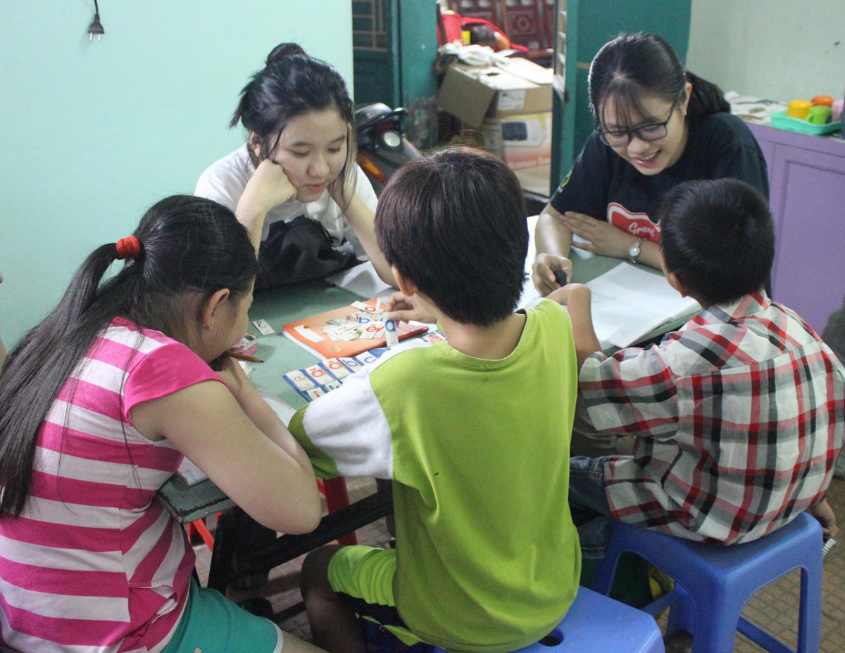 Ngưỡng mộ tấm lòng yêu trẻ của cô Uyên các bạn tình nguyện viên là sinh viên của các trường sau giờ học cũng đến dạy kèm miễn phí cho các em.