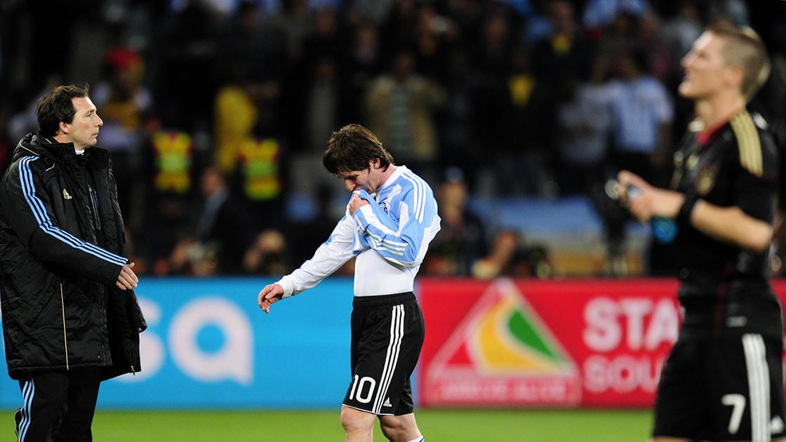 20 khoảnh khắc định nghĩa sự nghiệp vĩ đại của huyền thoại bóng đá Lionel Messi