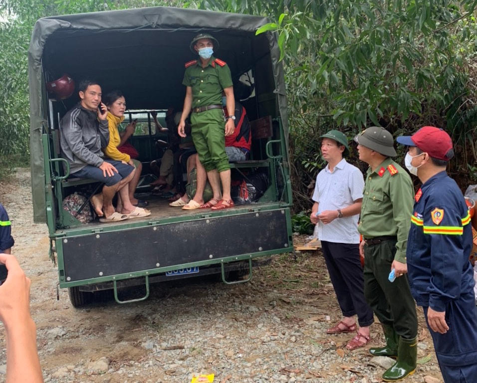 Lực lượng cứu hộ đã đưa 19 người là công nhân thủy điện Rào Trăng về nơi an toàn.