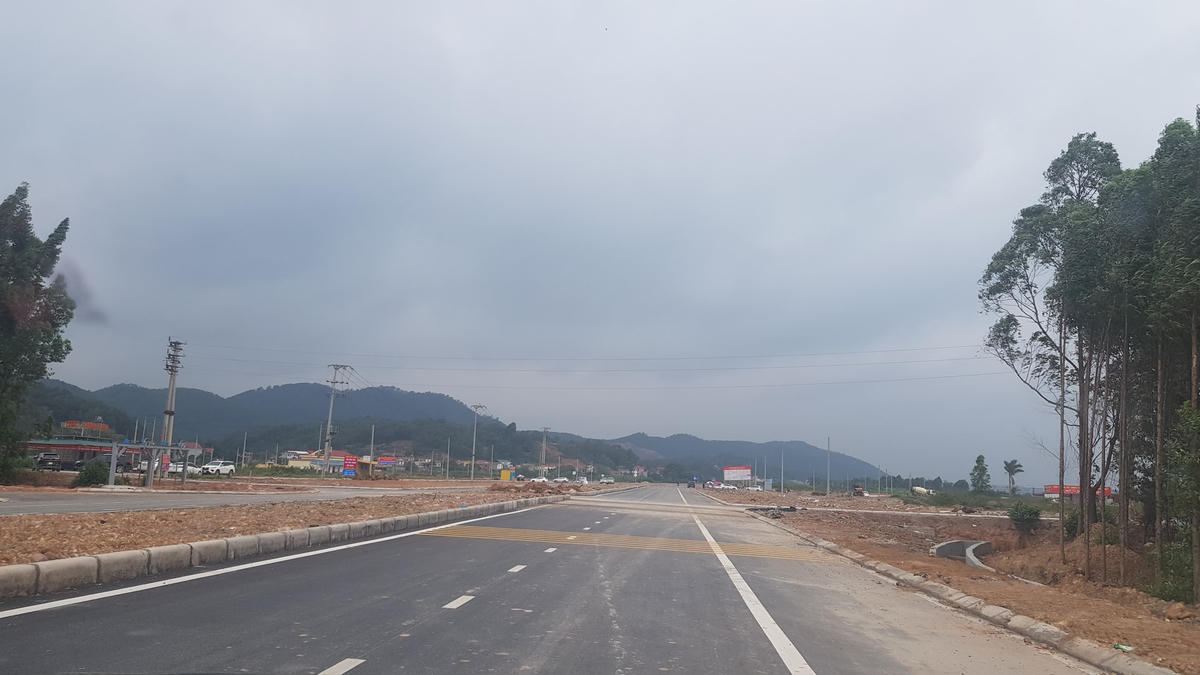 Đất Nội Hoàng nằm sâu trong núi nhưng hiện được "thổi" lên cao khó tin. Ảnh: Nam Anh.