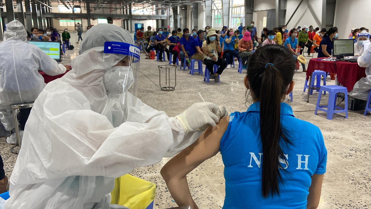Công nhân Công ty TNHH Changshin Việt Nam, huyện Vĩnh Cửu vui mừng vì được tiêm vaccine.