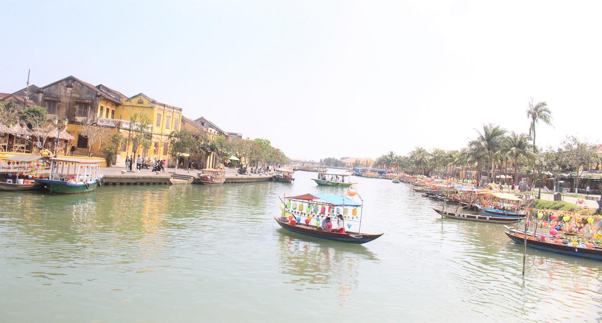 Một góc trên sông Hoài, TP Hội An tĩnh lặng.