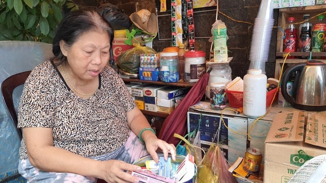 Bà Mai bán tạp hoá để có tiền mua thuốc trị bệnh tim và thấp khớp.