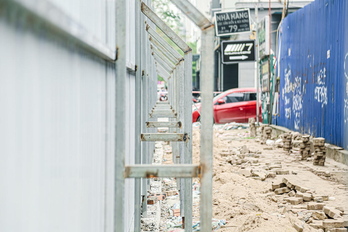 Lãnh đạo phường Nhân Chính cho biết: “Việc rào chắn trên vỉa hè, đơn vị thi công và chủ đầu tư không thông báo đến UBND phường Nhân Chính. Sau khi biết thông tin trên UBND phường đã trao đổi với chủ đầu tư”.
