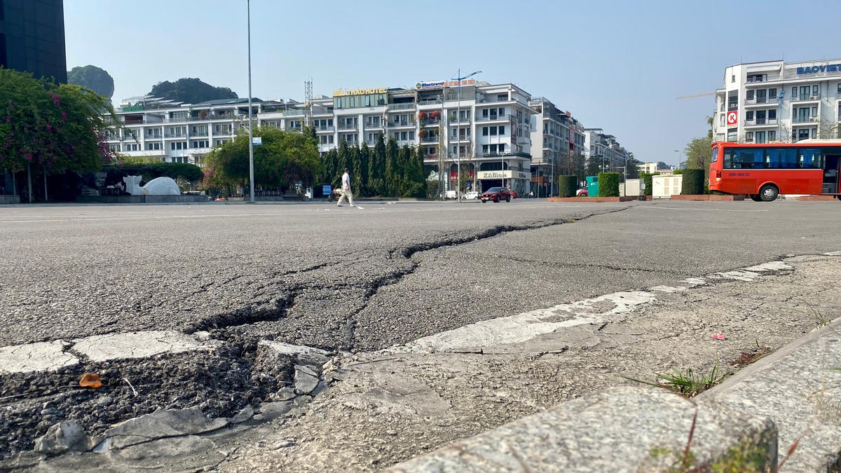 [ẢNH] TP Hạ Long: Quảng trường 30-10 xuống cấp nghiêm trọng
