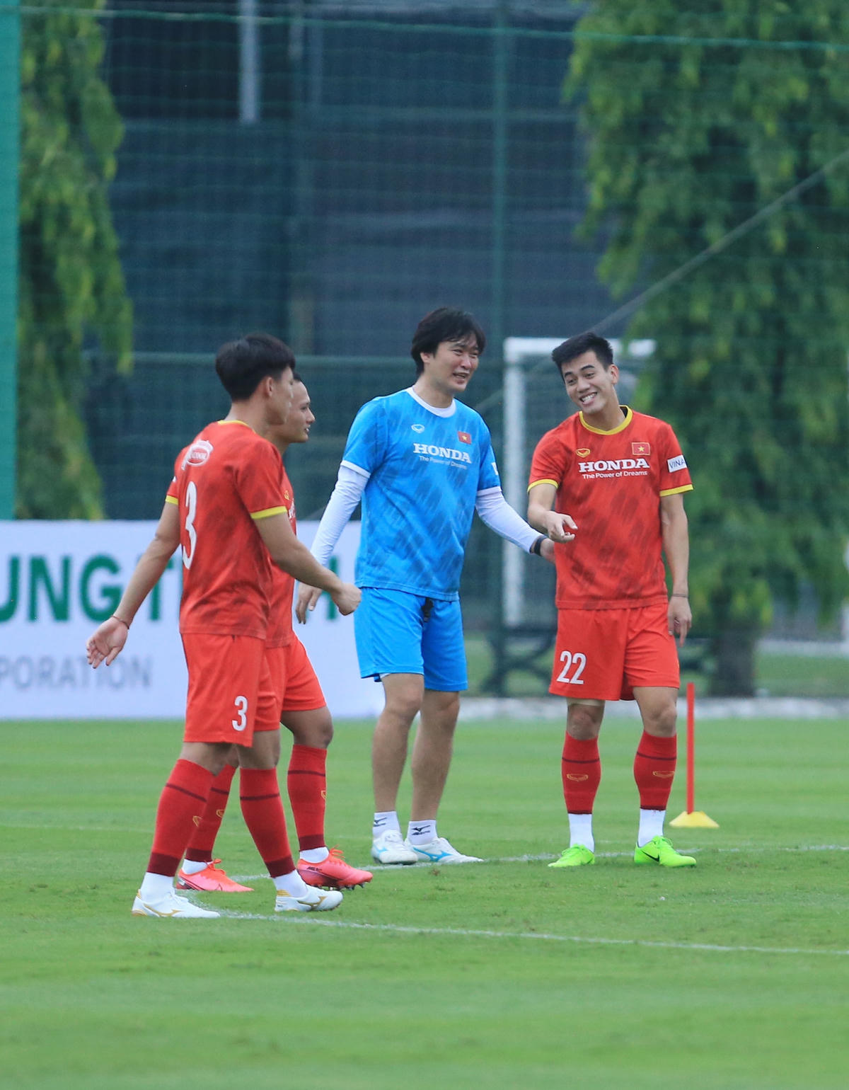 Các thành viên BHL luôn theo sát và nhắc nhở các tuyển thủ