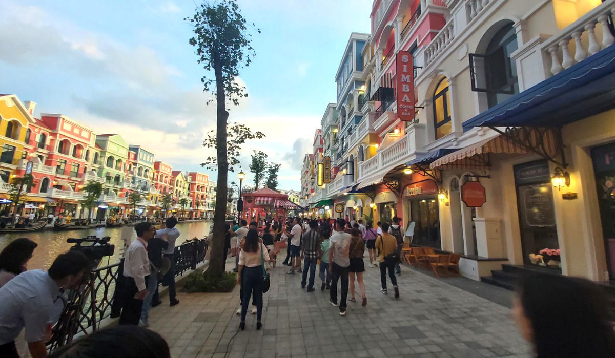 Ngày đầu khai trương thu hút rất đông người dân và du khách đến khám phá. 