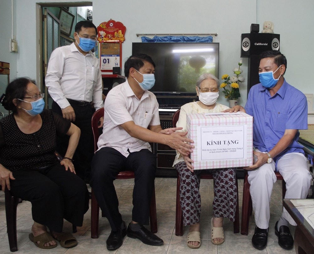 Chủ tịch UBND TP Hải Phòng thăm hộ gia đình có công với cách mạng trên địa bàn quận Kiến An.