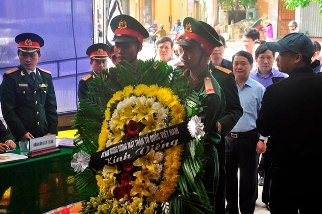 Vòng hoa viếng của UBTƯ MTTQ Việt Nam viếng quân nhân người Quảng Bình hy sinh trong vụ sạt lở đất ở huyện Hướng Hóa, tỉnh Quảng Trị.