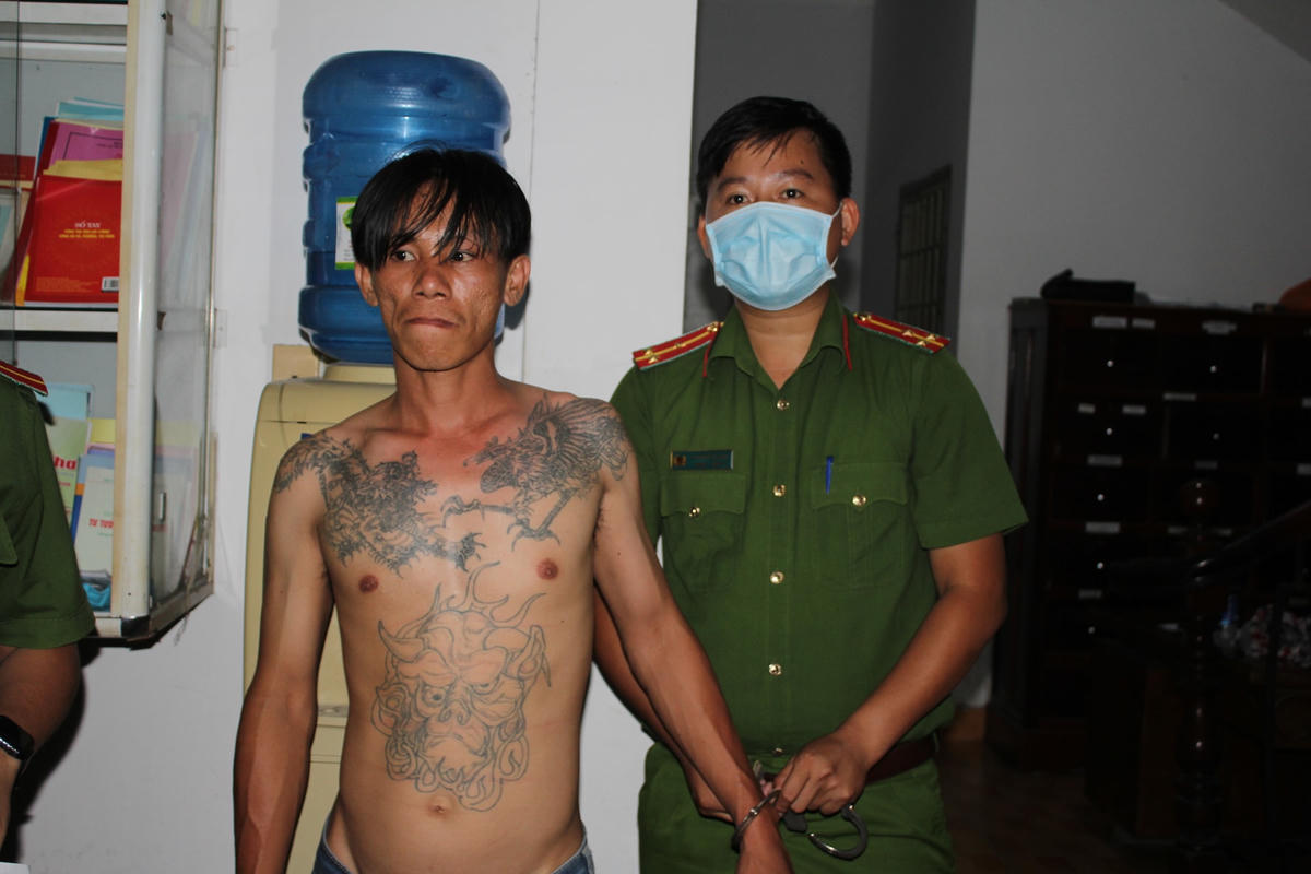Công an Cần Thơ tạm giữ các đối tượng.