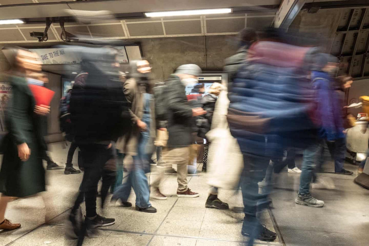 Giờ cao điểm đã quay lại các ga tàu điện ngầm ở thủ đô London. Ảnh: The Guardian.