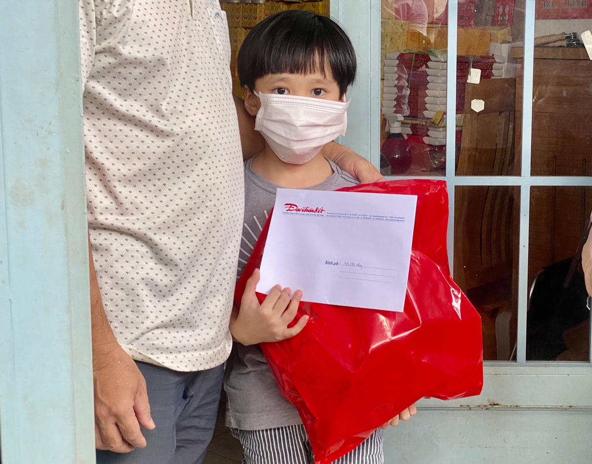 Với những em còn quá nhỏ hẳn chưa thể nào hiểu hết được ý nghĩa trọn vẹn của ngày Trung thu, cũng không biết được cuộc đời mình đang phải đối diện với điều gì. Ảnh: Nguyên Vũ.