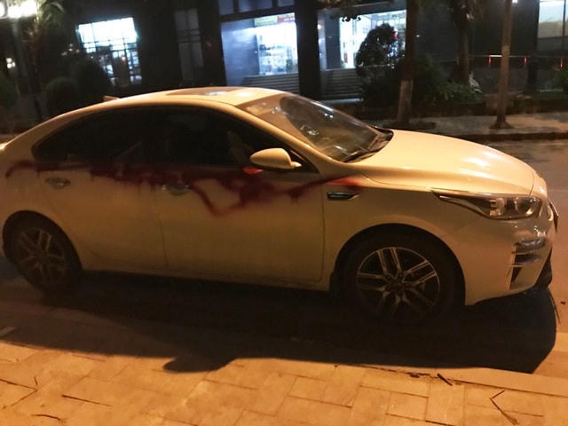 Vụ hàng loạt ô tô bị xịt sơn: Nghi can là 3 bảo vệ chung cư