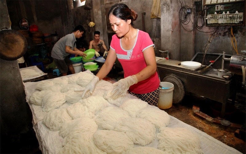 Sản xuất bún ở làng nghề Phú Đô.