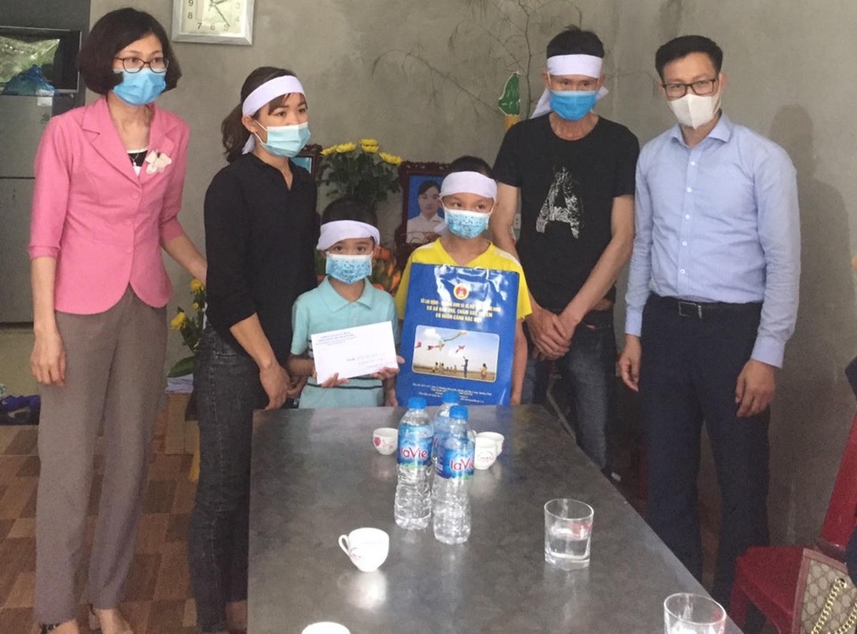 Đại diện Sở Lao động-TB&XH và cơ sở Bảo trợ, chăm sóc trẻ em có hoàn cảnh đặc biệt Quảng Ninh động viên gia đình, hỗ trợ tiền mặt giúp đỡ cho 3 cháu nhỏ.