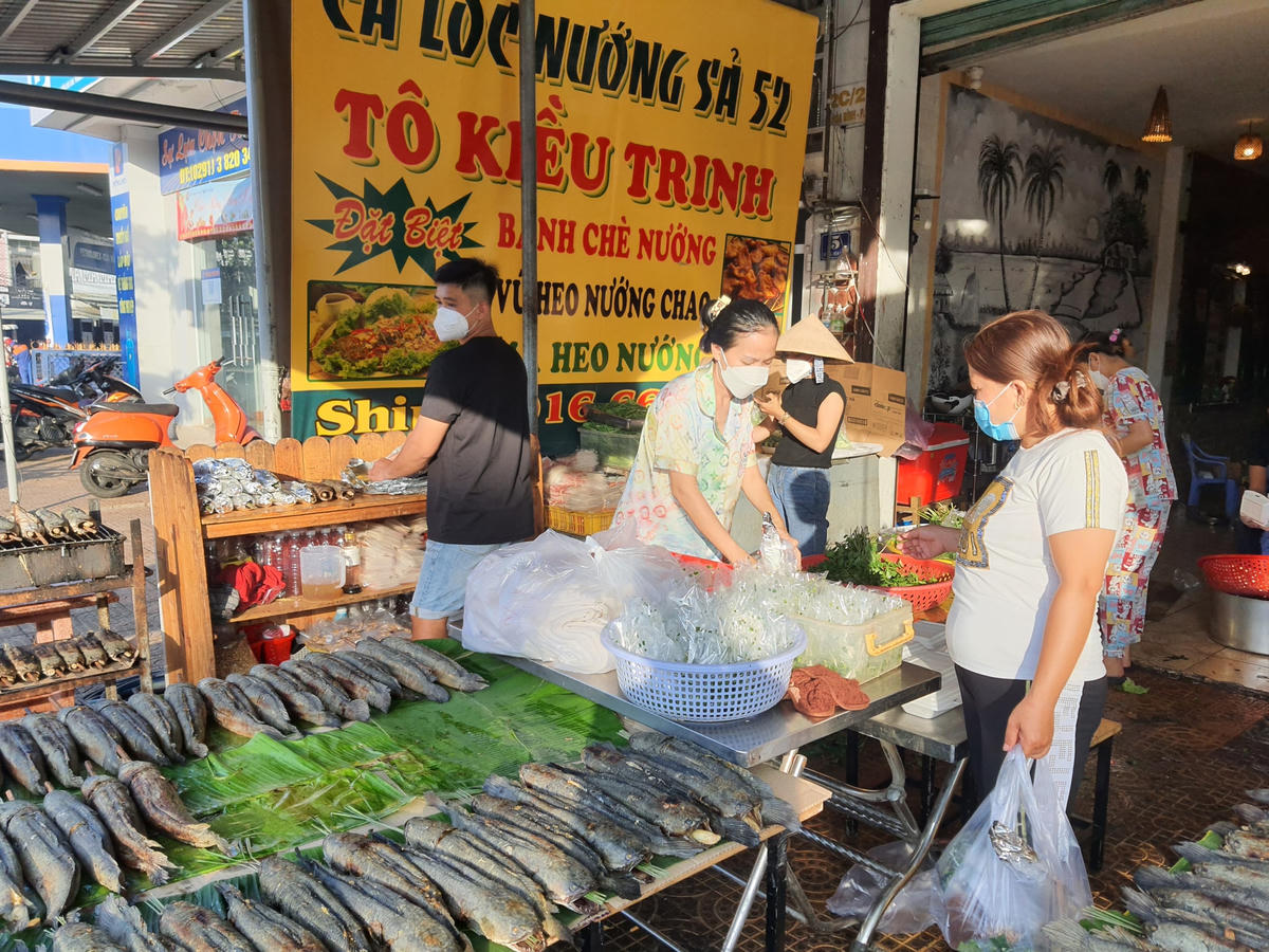 Cá lóc nướng đắt hàng ngày vía Thần Tài.