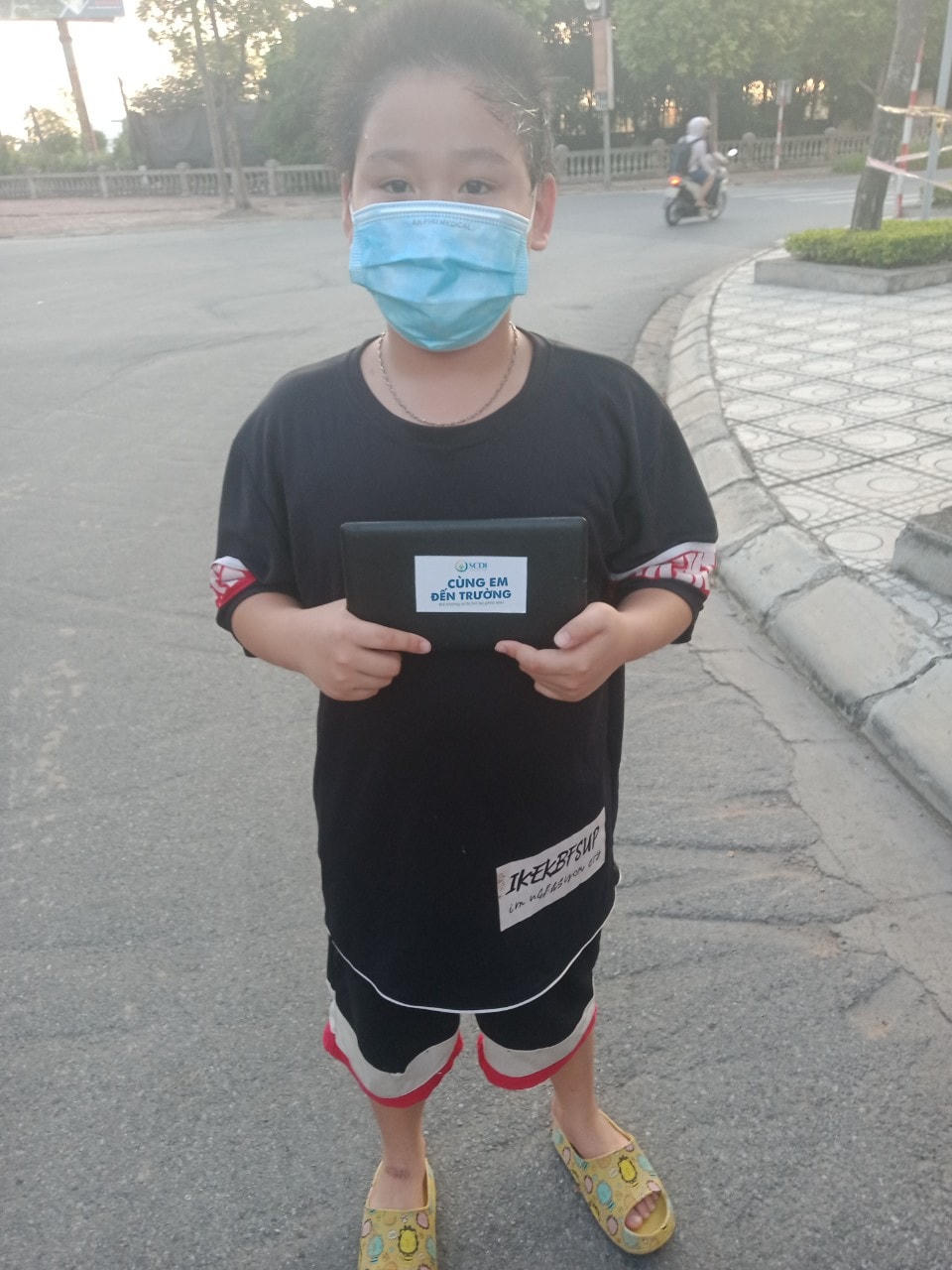 Niềm vui của Gia Huy khi được tặng thiết bị học tập từ chiến dịch "Cùng em tới trường". 