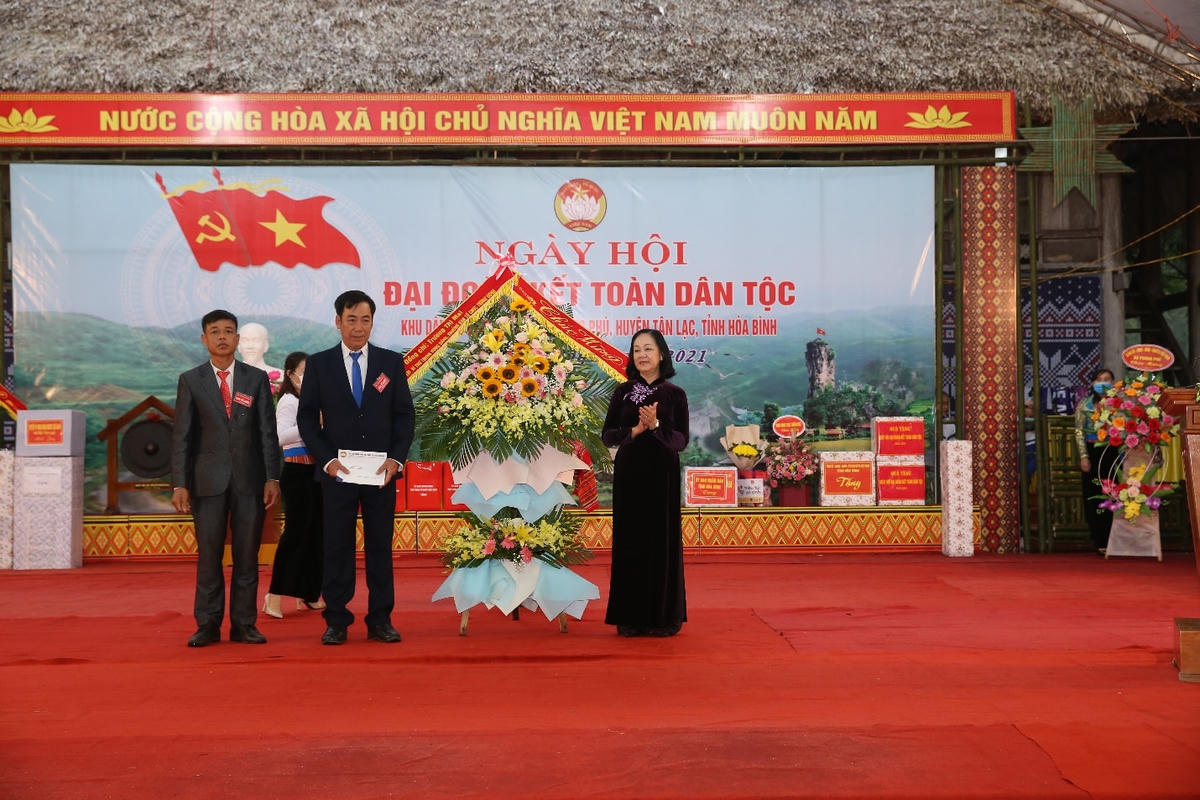 Bà Trương Thị Mai, Trưởng ban Tổ chức Trung ương trao quà cho đại diện thôn Lũy Ải.