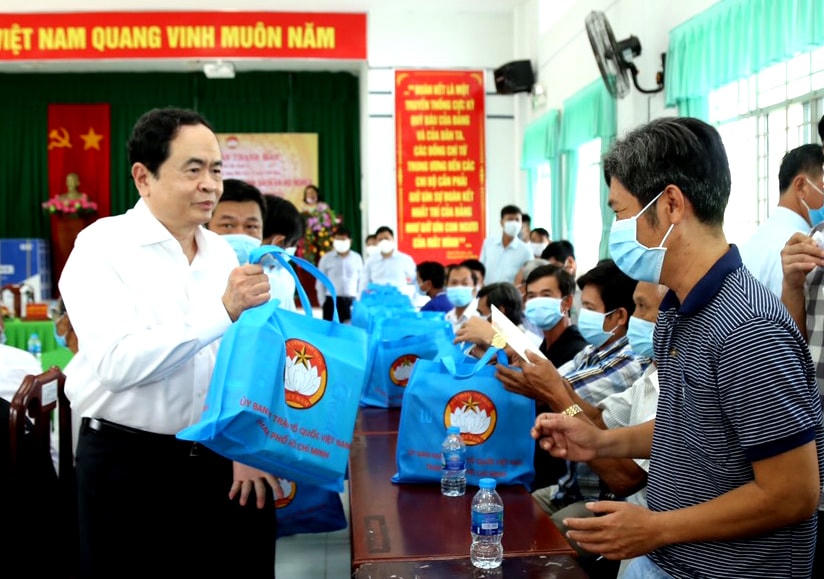 Trao quà Tết cho các gia đình xã Thạnh Xuân..