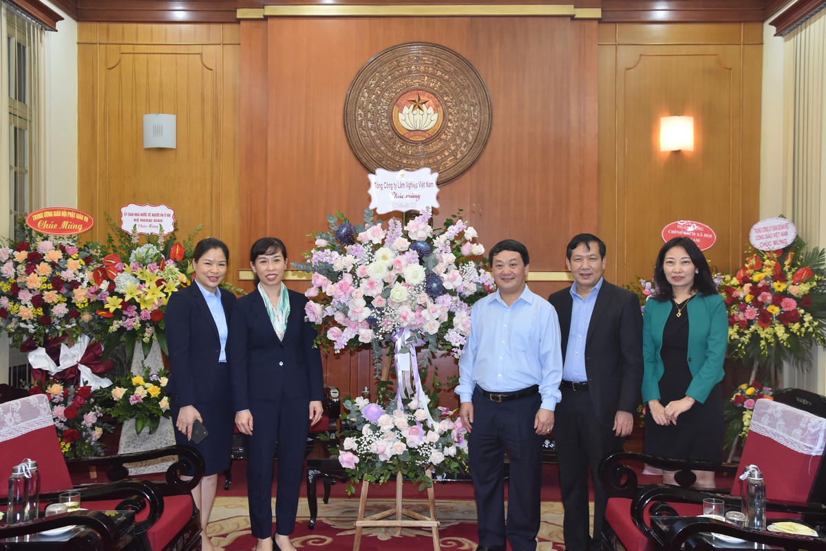 Phó Chủ tịch – Tổng Thư ký Hầu A Lềnh đón nhận lẵng hoa chúc mừng từ Tổng công ty Lâm nghiệp Việt Nam.