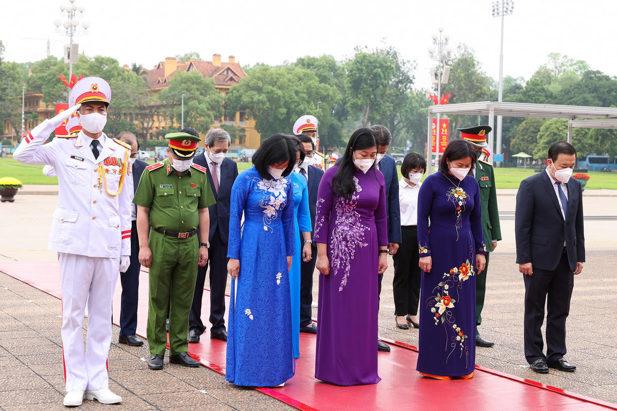 Các đại biểu thành kính tưởng nhớ Chủ tịch Hồ Chí Minh vĩ đại. Ảnh: VGP/Nhật Bắc.
